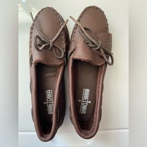 Minnetonka moccasins moosehide size 6. In new condition.